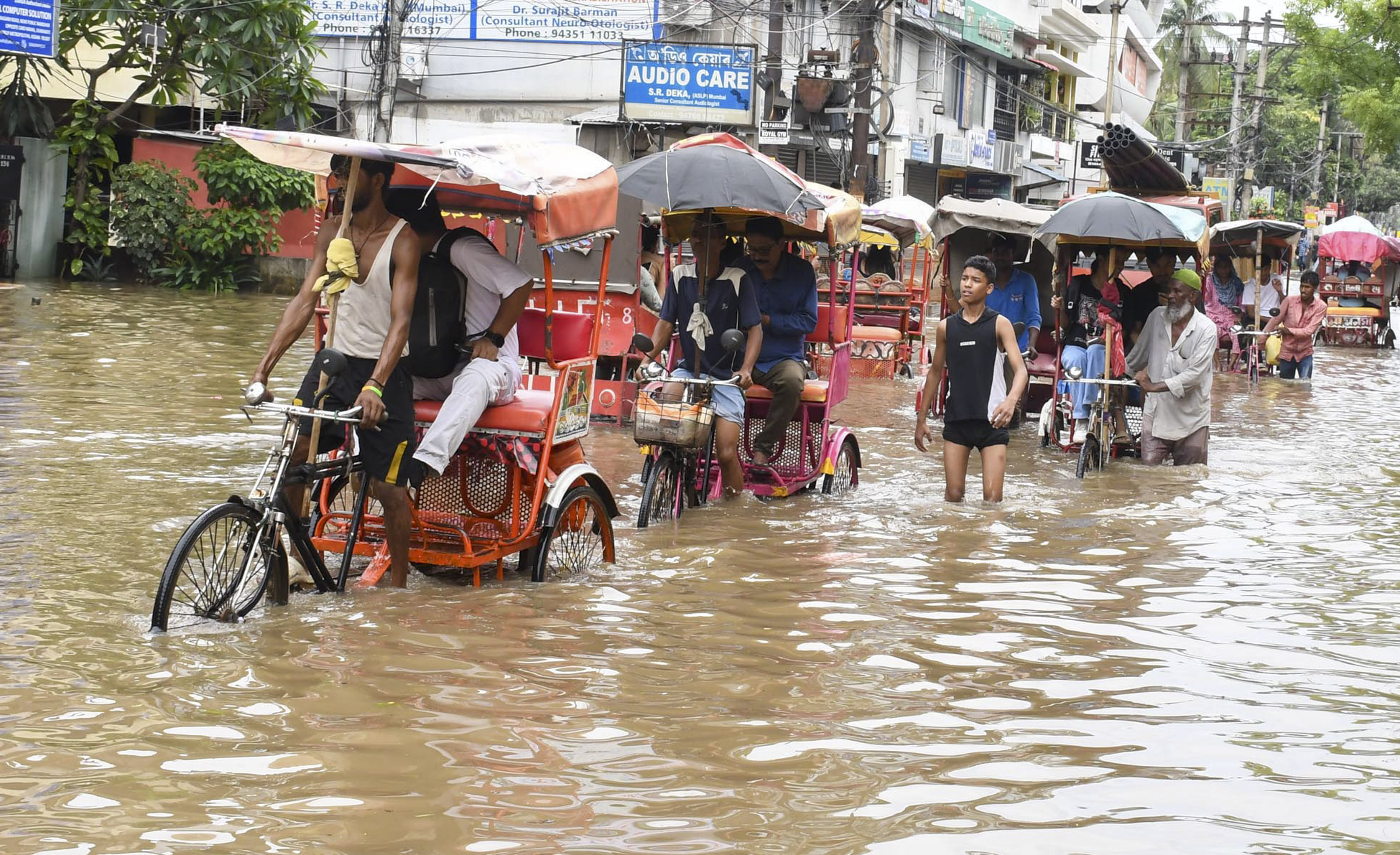 https://salarnews.in/public/uploads/images/newsimages/maannewsimage05072024_163211_assam floods.jpg